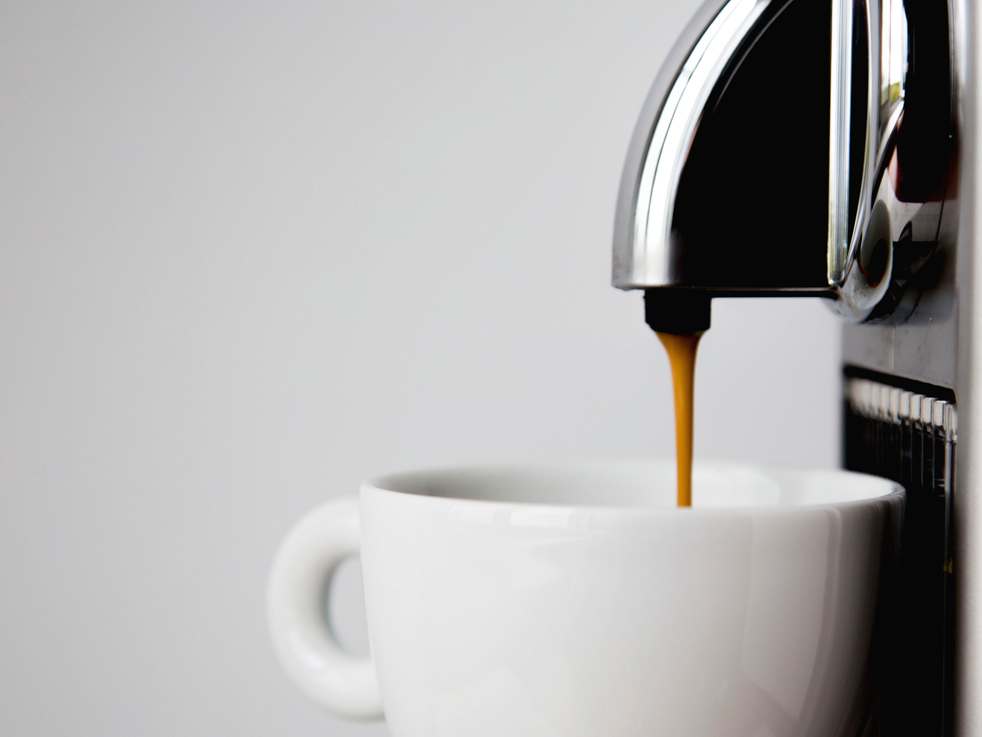 Beim Kaffeeholen ausgerutscht; © mariapom/stock.adobe.com